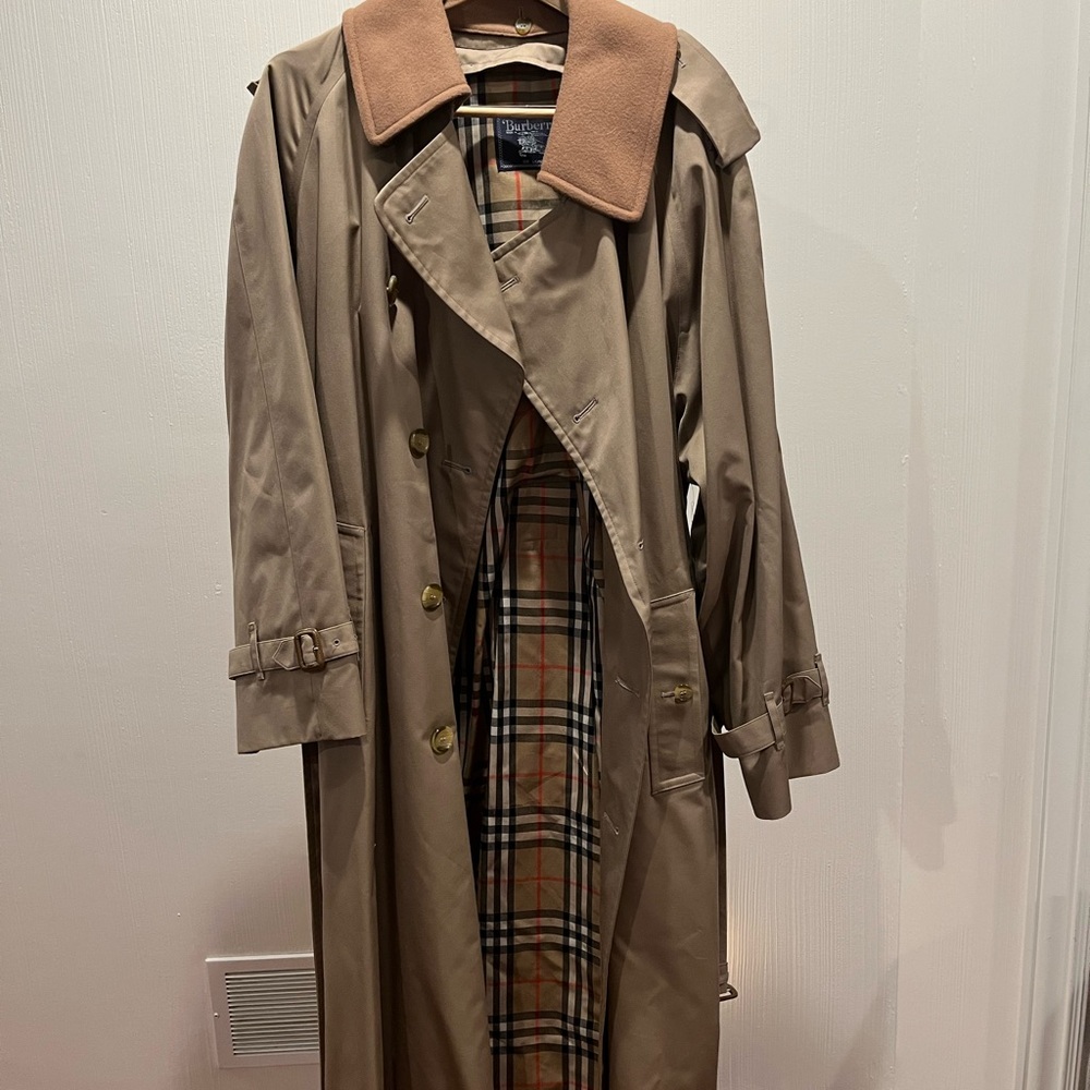 Authentic Burberry, barely worn, perfect condition, stylish and timeless.
